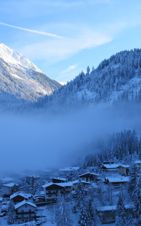 Zima, osada w górach i mgła