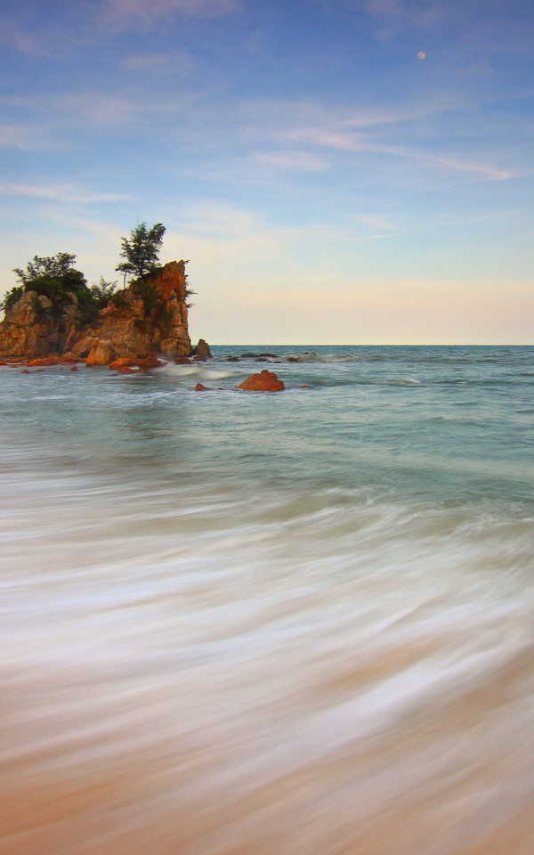 Plaża, Skały i fale