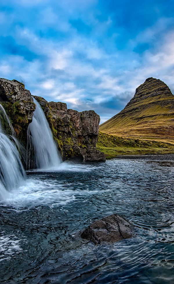 Islandia i krajobraz z wodospadem