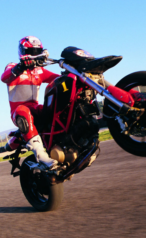 Ducati_Hypermotard_2007_02_1440x900.jpg