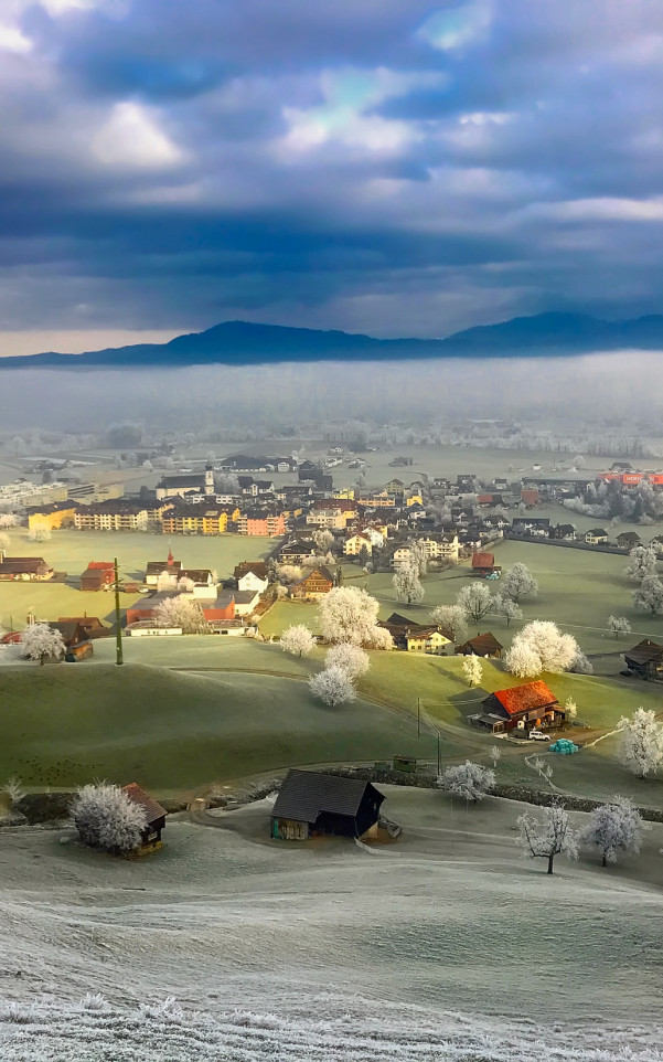 Szwajcaria i osada w górach