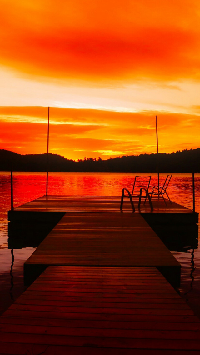 Wschód słońca nad jeziorem i pomost