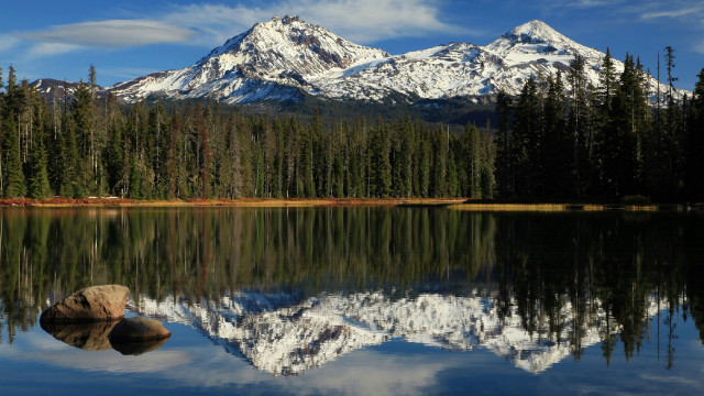 Piękne jezioro i góry z odbiciami w wodzie