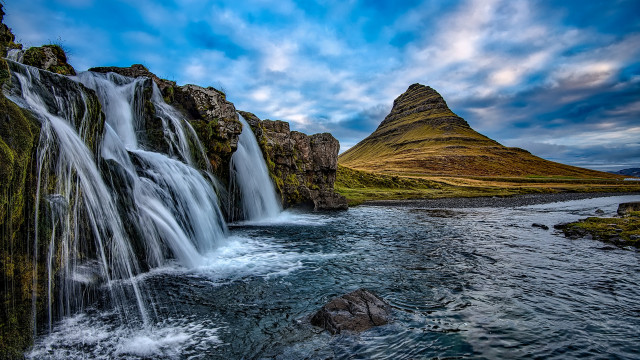 Islandia i krajobraz z wodospadem