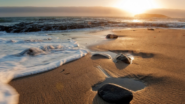 Plaża i spienione fale