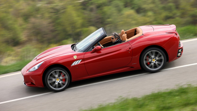 2013-Ferrari-California-side-in-motion-2.jpg