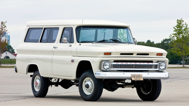 Chevrolet Suburban '1965–67.jpg