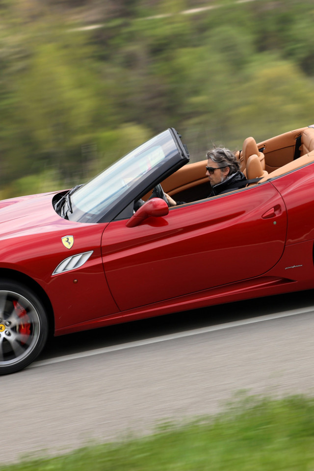 2013-Ferrari-California-side-in-motion-2.jpg