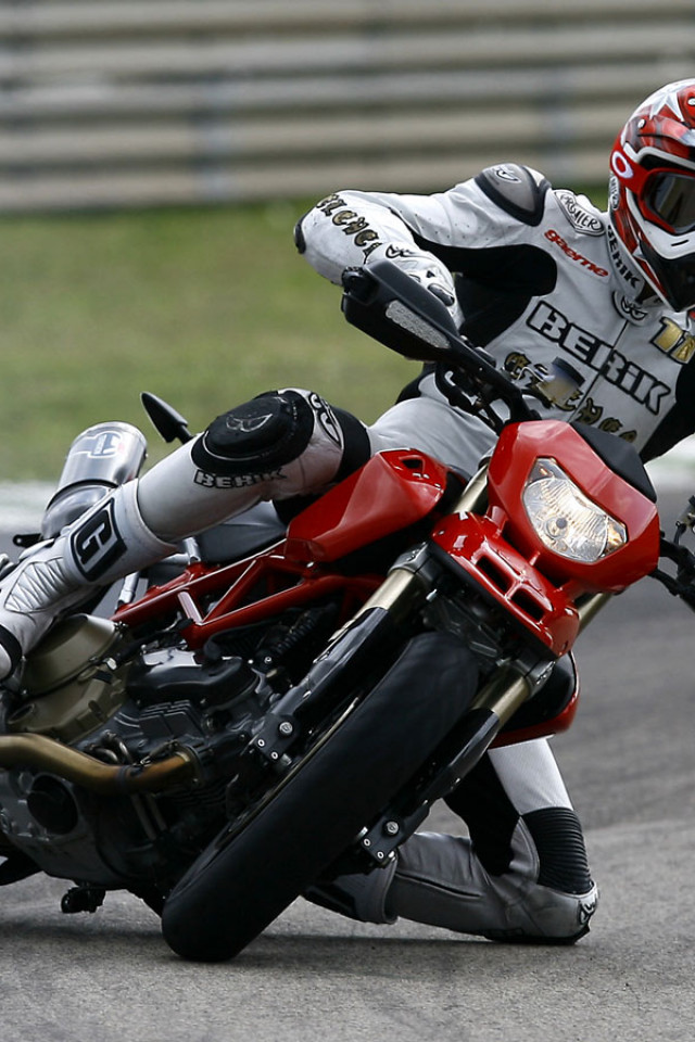 Ducati_hypermotard-a_2007_03_1440x900.jpg