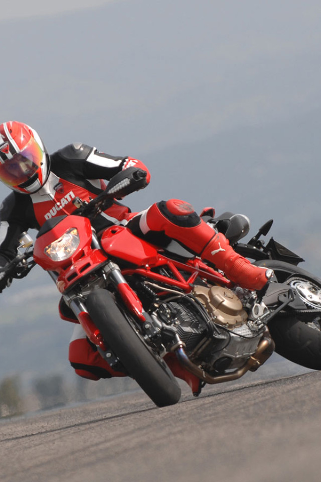 Ducati_hypermotard-a_2007_02_1440x900.jpg
