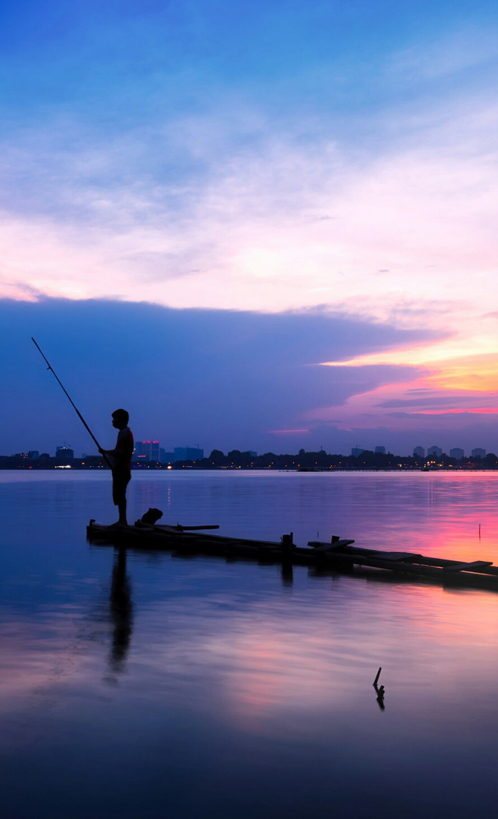Wietnam, zachód słońca nad jeziorem i pomost