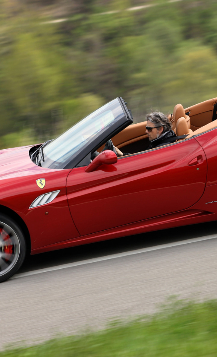 2013-Ferrari-California-side-in-motion-2.jpg