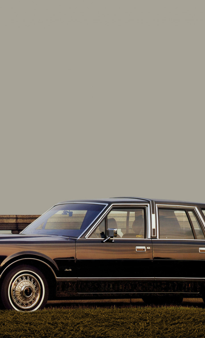 Lincoln Town Car '1985–89.jpg