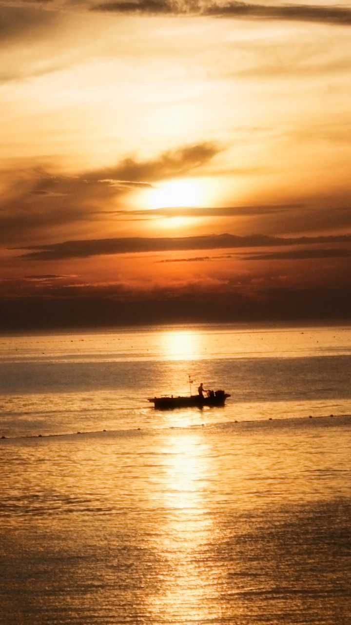 Łowiąc ryby na morzu o wschodzie słońca