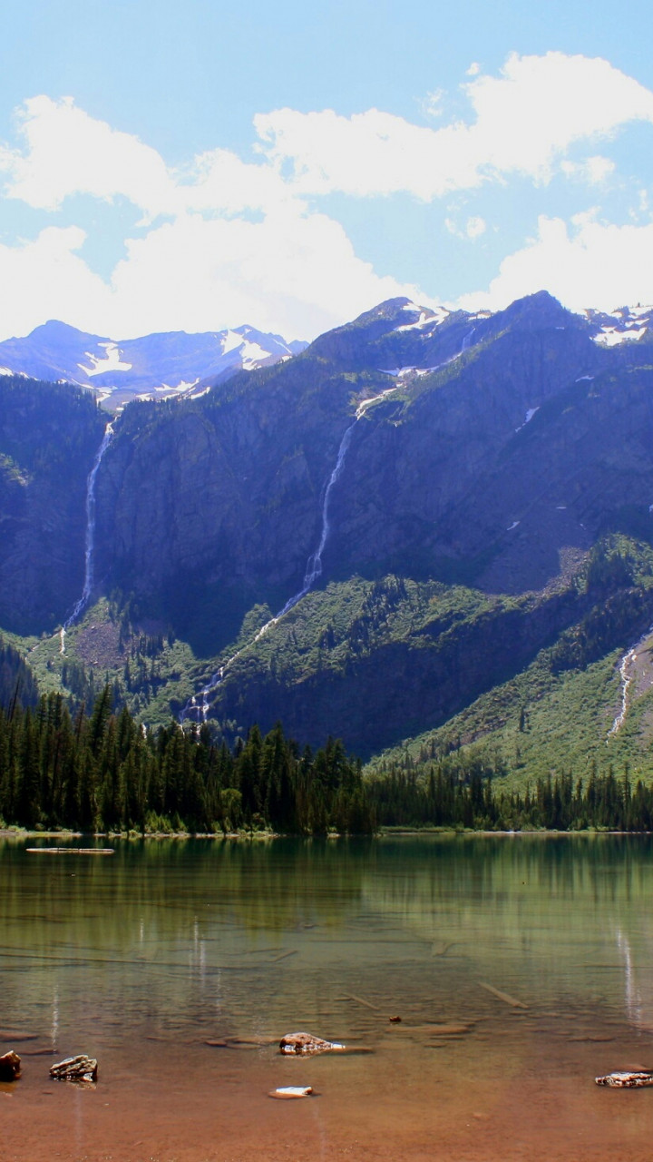 Krajobraz górski, szczyty, lasy i jezioro