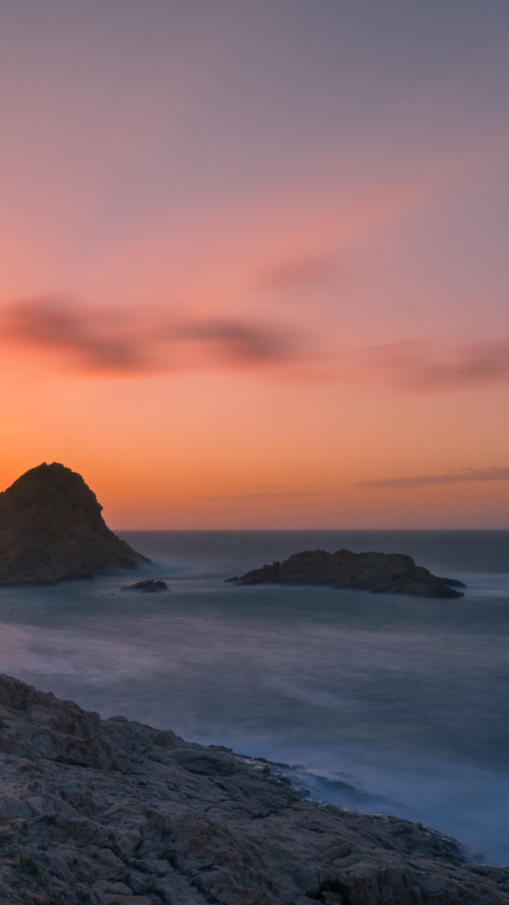 Ocean, skały i zachód słońca