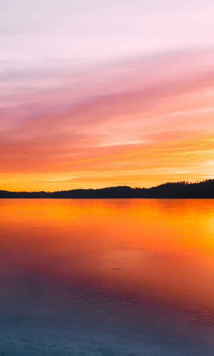 Szwecja i zachód słońca nad jeziorem
