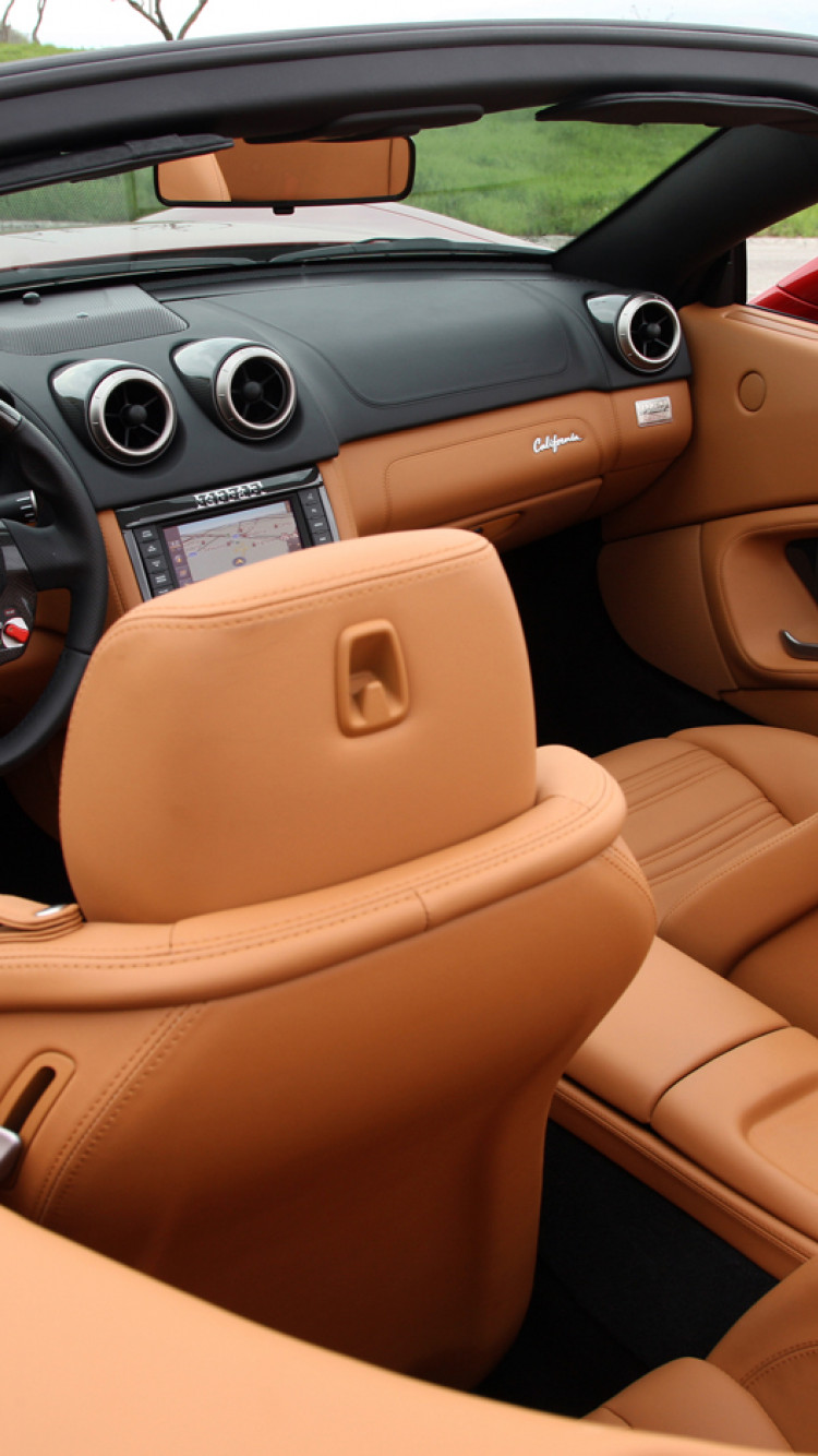 2013-Ferrari-California-interior.jpg