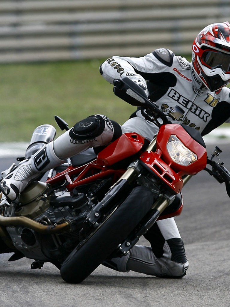 Ducati_hypermotard-a_2007_03_1440x900.jpg