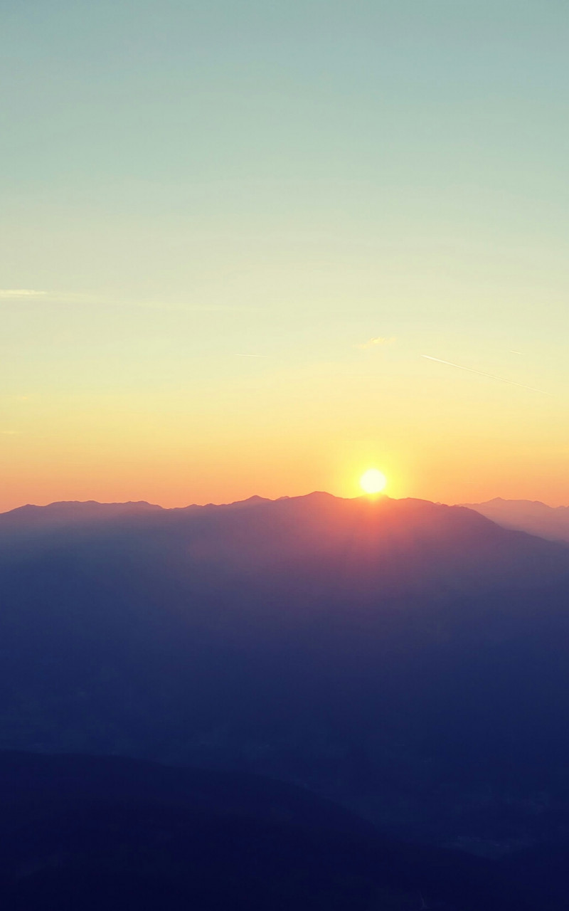 Zachód słońca w górach i błękitne szczyty