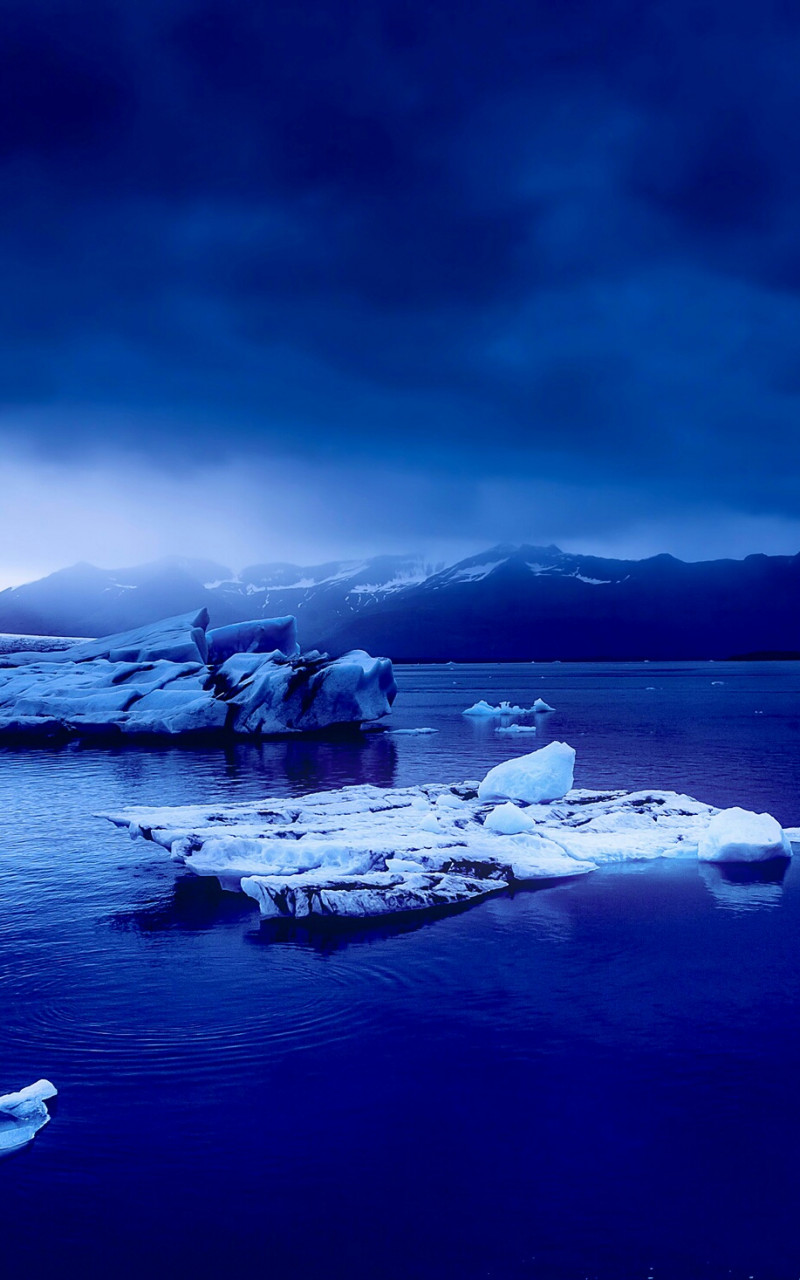 Islandia i piękny widok na wyspę, góry i ocean