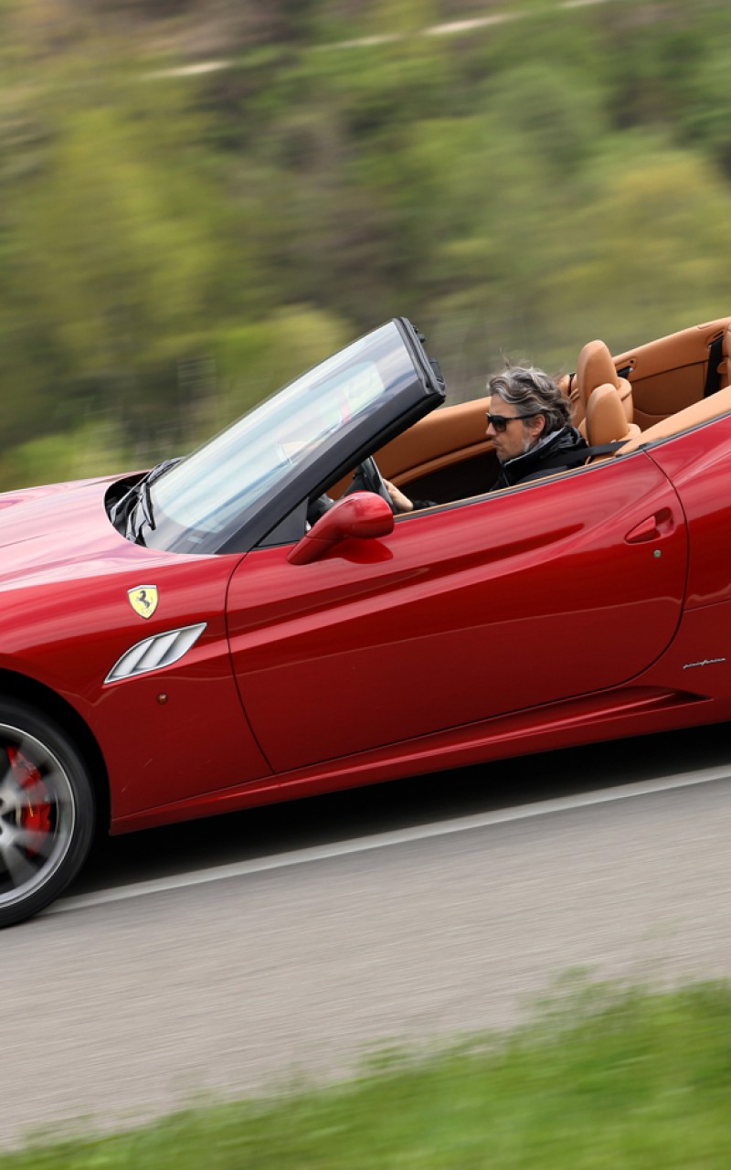 2013-Ferrari-California-side-in-motion-2.jpg