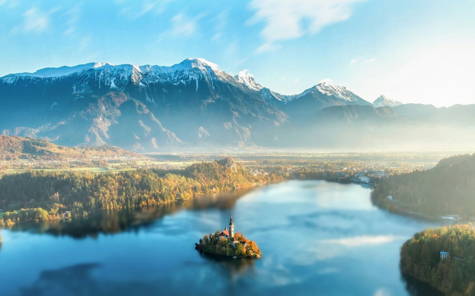 Słowenia i ośnieżone góry w oddali