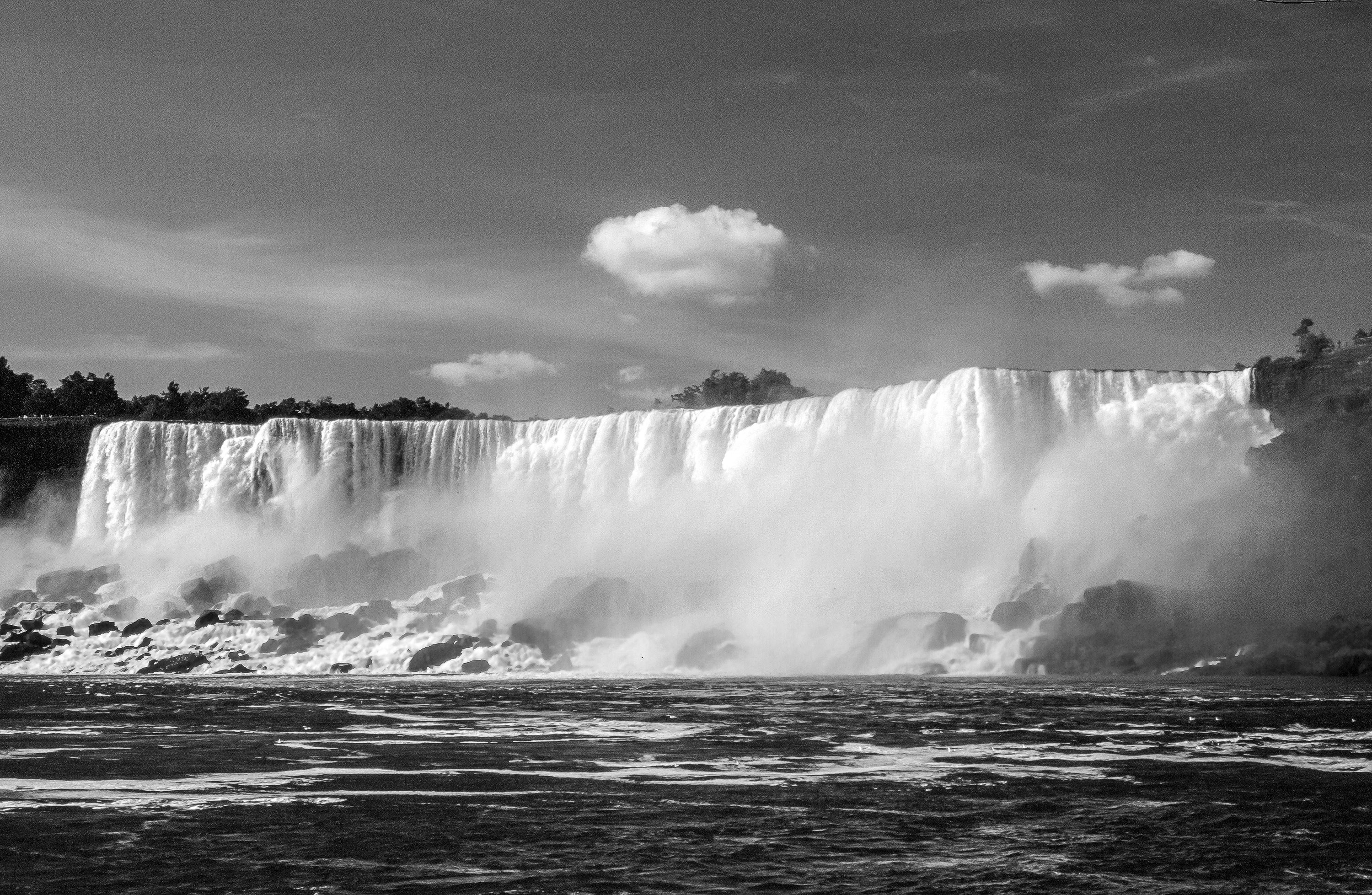 Wodospad Niagara w kolorze czarno białym