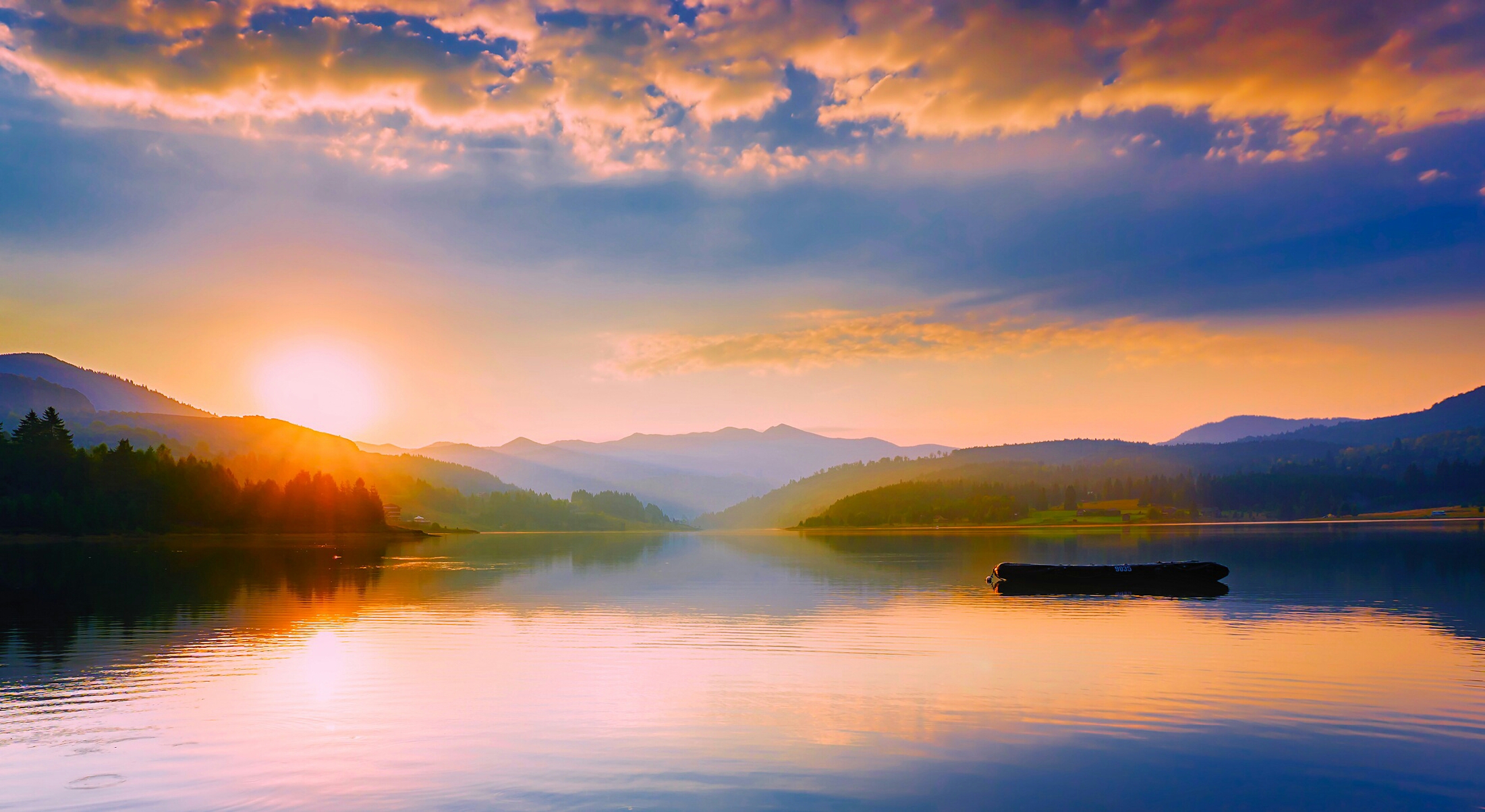 Rumunia i zachód słońca nad jeziorem