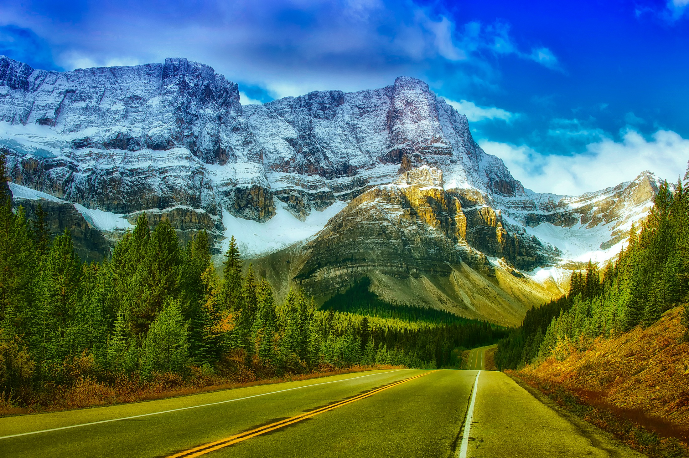 Autostrada w ośnieżonych górach