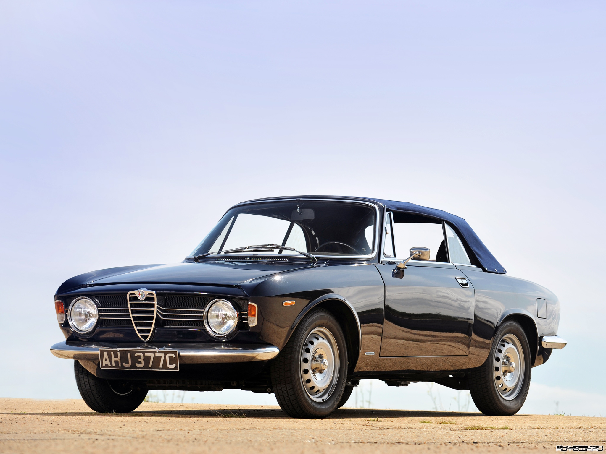 Alfa Romeo Giulia Sprint GT Cabriolet '1964–66.jpg