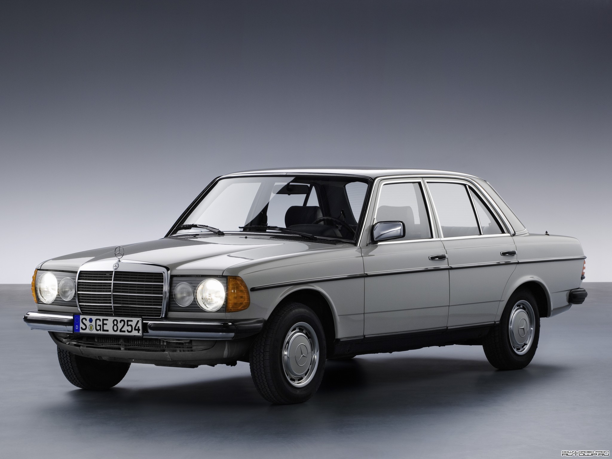 Mercedes-Benz 200 (W123) '1976–85.jpg