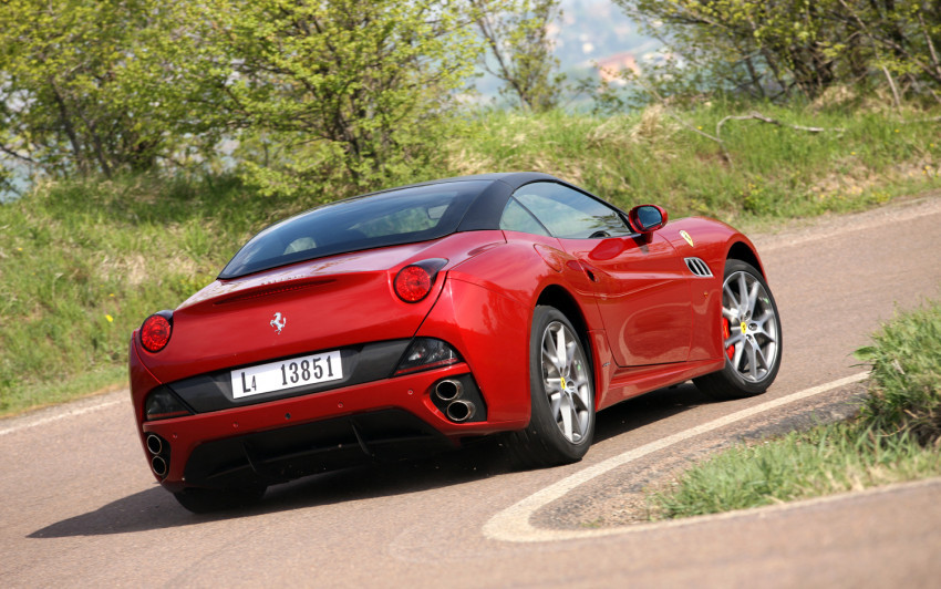 Tapeta 2013-Ferrari-California-rear-three-quarters-static.jpg