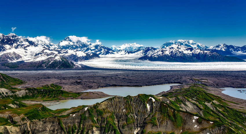 Tapeta Alaska i ośnieżone góry w oddali