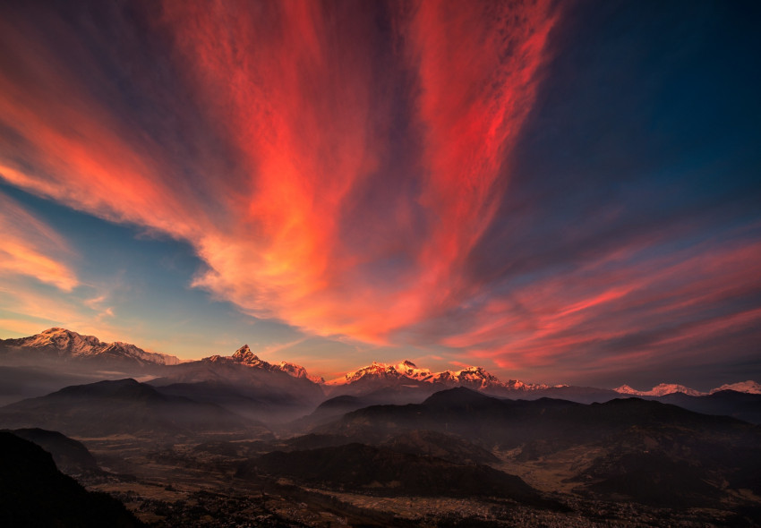 Tapeta Czerwone chmury w górach