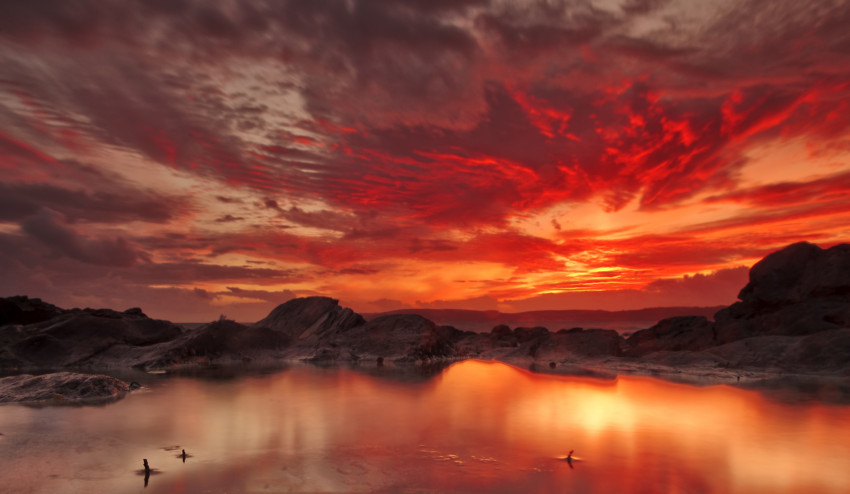 Tapeta Czerwone niebo nad wodą o zachodzie słońca