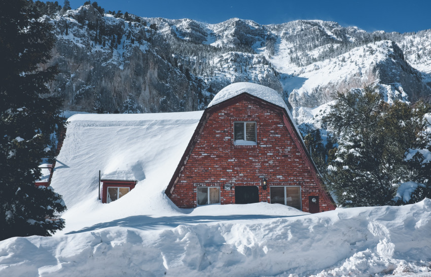 Tapeta Domek w górach zimą
