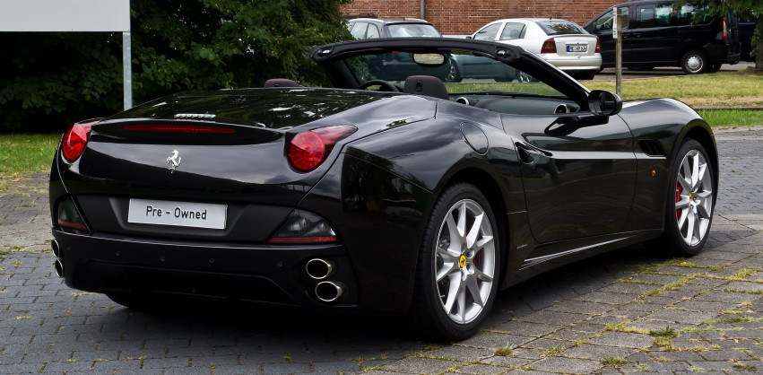 Tapeta Ferrari_California_–_Heckansicht_(1),_12._August_2013,_Düsseldorf.jpg