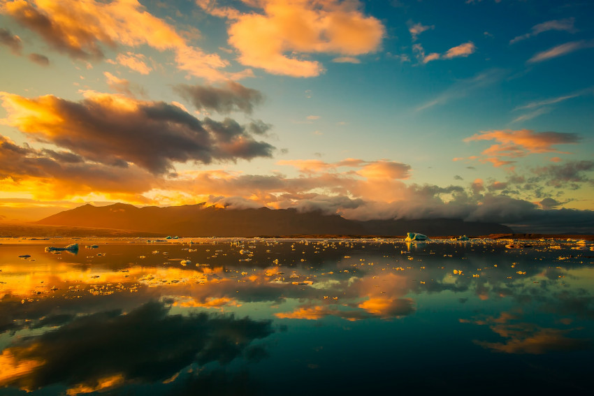 Tapeta Islandia, góry, ocean i zachód słońca
