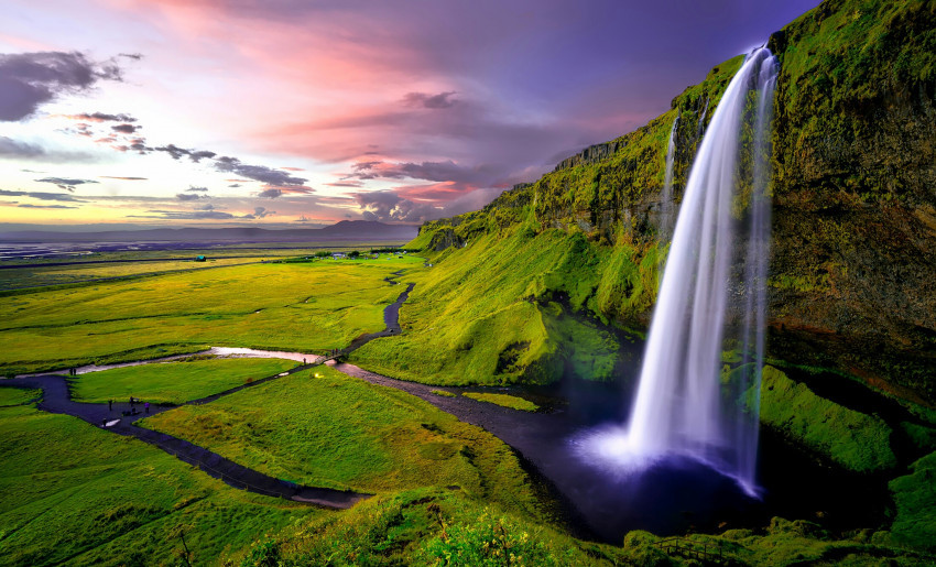 Tapeta Islandia i piękny wodospad o zachodzie słońca