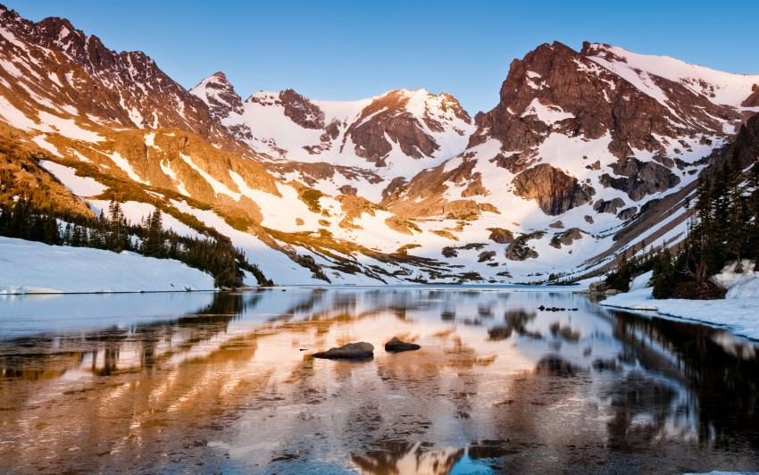 Tapeta Jezioro w górach zimą