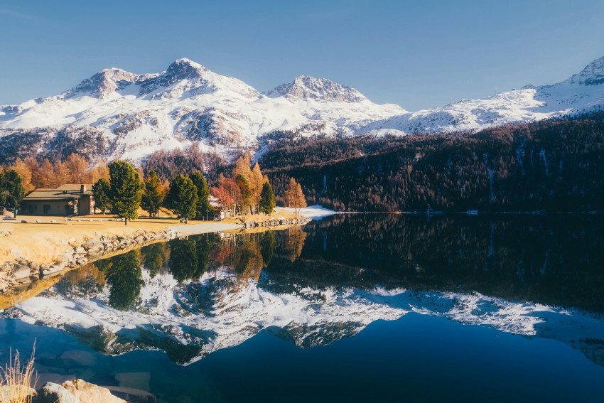 Tapeta Piękne góry w Szwajcarii i ich odbicia w jeziorze