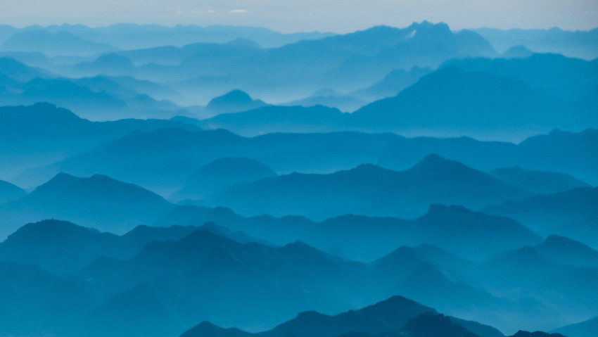 Tapeta Piękny błękitny krajobraz górski