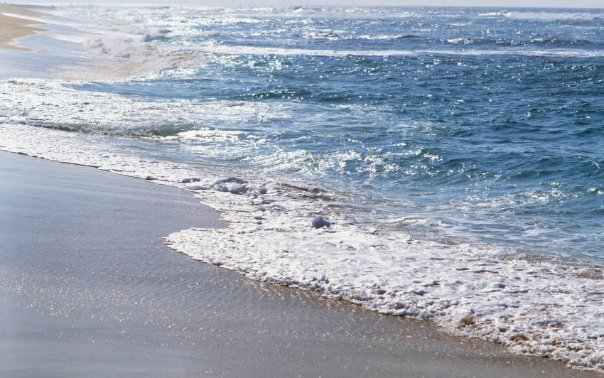 Tapeta Plaża i spienione fale morskie