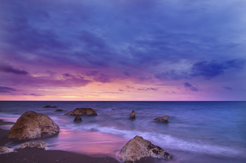 Tapeta Plaża nad oceanem o zachodzie słońca