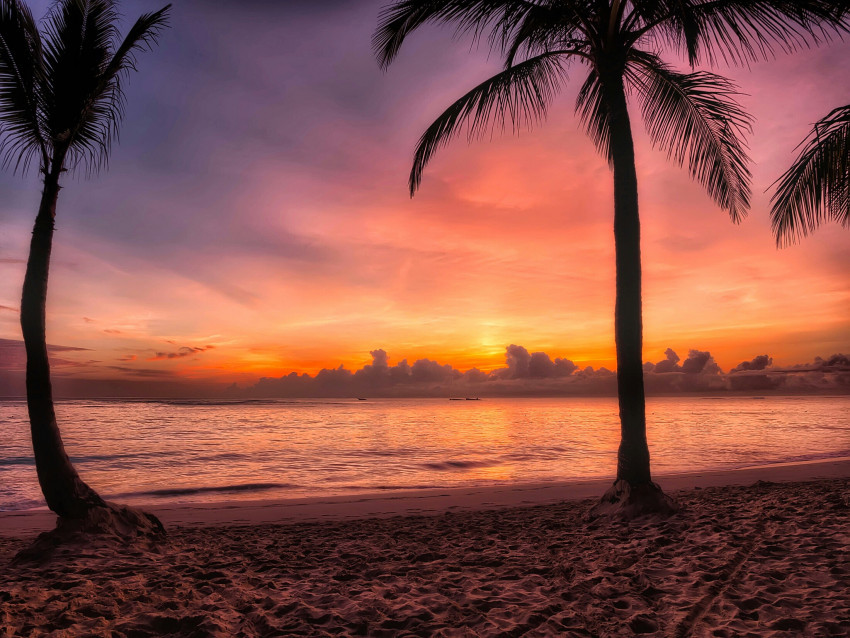 Tapeta Plaża nad oceanem w Dominikanie o zachodzie słońca