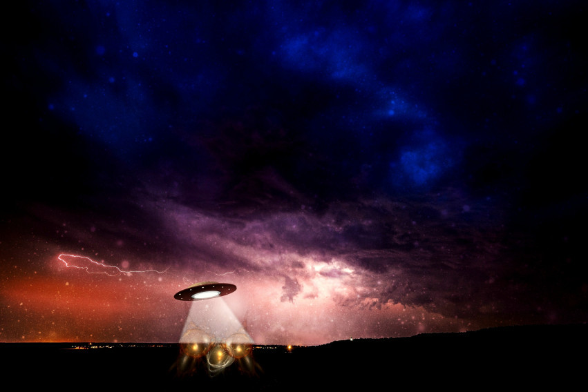 Tapeta Ufo nad Ziemią w gwieździstą noc