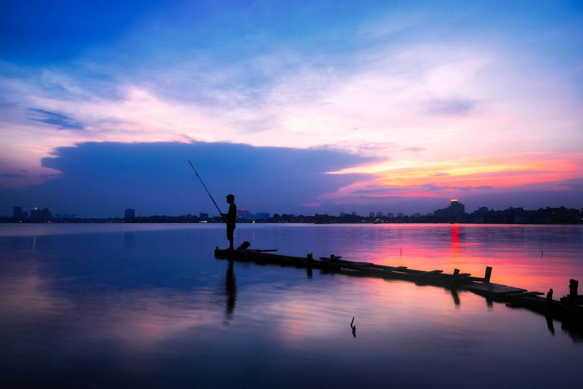 Tapeta Wietnam, zachód słońca nad jeziorem i pomost