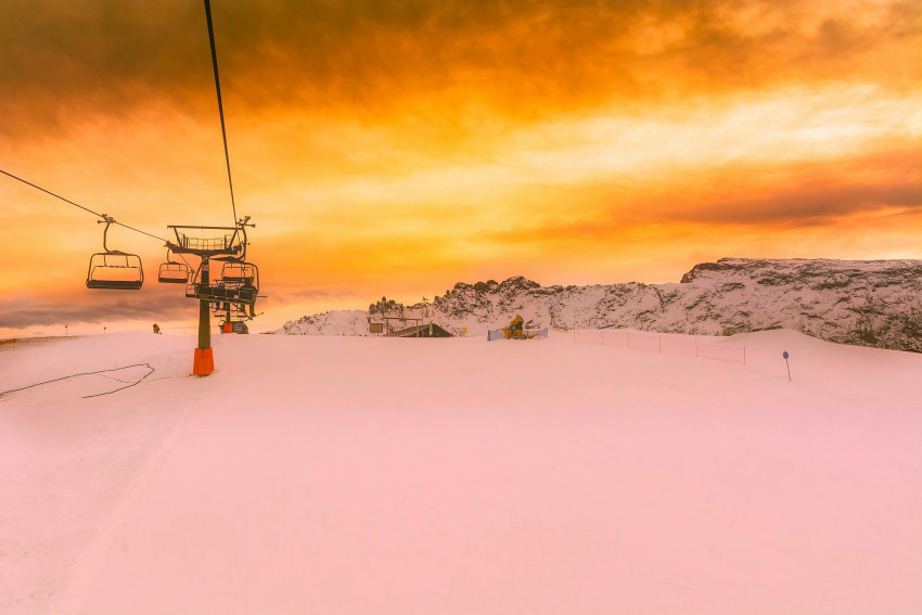 Tapeta Włochy i wyciąg narciarski w górach o zachodzie słońca