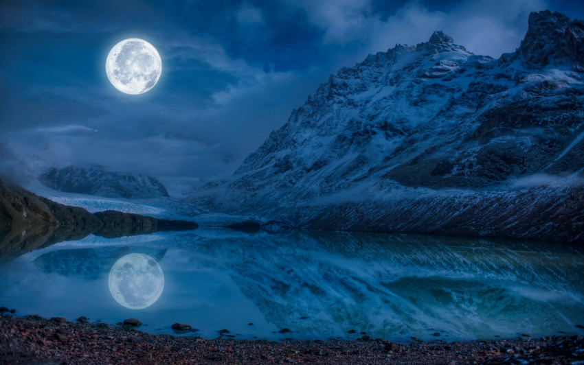 Tapeta Woda, księżyc i góry odbite w jeziorze